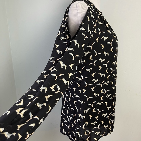 Karen Kane Seagull Print Blouse. Size S - Picture 4 of 13